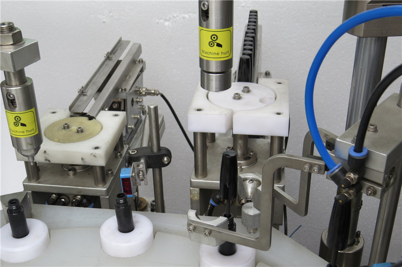 Automaattinen ripsivärien täyttö-, kytkentä- ja sulkemiskone